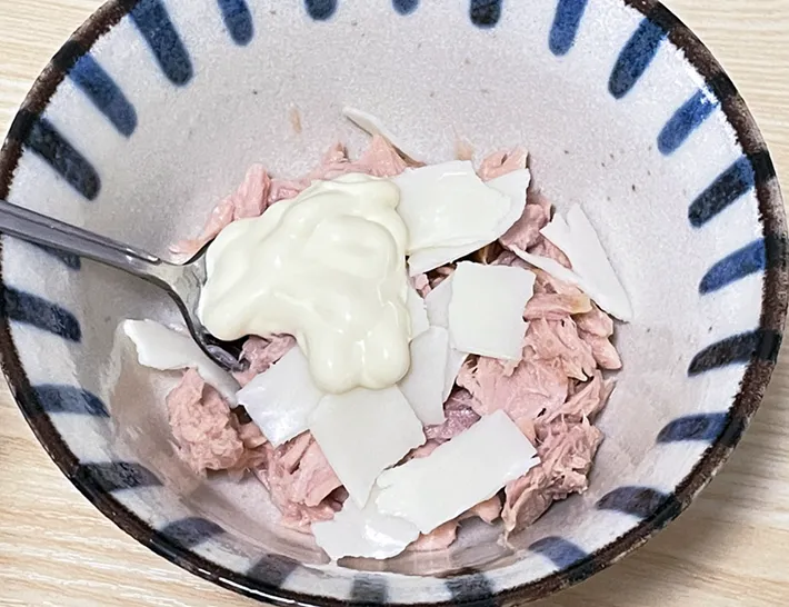 ツナ、マヨネーズ、スライスチーズを入れた容器の写真（撮影：grape芸能編集部）