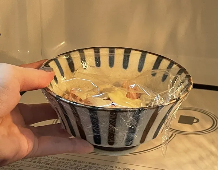 耐熱容器を電子レンジに入れる写真（撮影：grape芸能編集部）