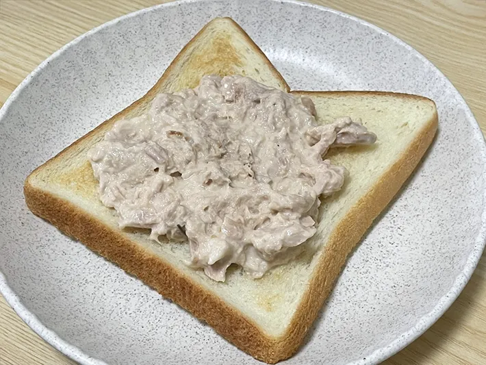 具材をのせたトーストの写真（撮影：grape芸能編集部）