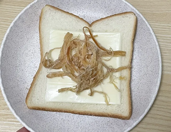 スライスチーズとさきいかをのせた食パンの写真（撮影：grape芸能編集部）