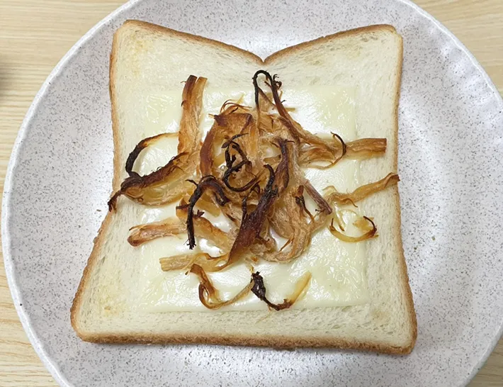 トースターで焼いた食パンの写真（撮影：grape芸能編集部）