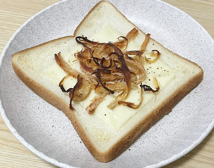 七味唐辛子をかけたトーストの写真（撮影：grape芸能編集部）
