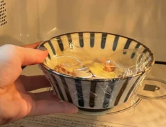 電子レンジで容器を加熱する写真(撮影:grape芸能編集部)