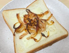 スライスチーズとさきいかをのせて焼いた写真（撮影：grape芸能編集部）