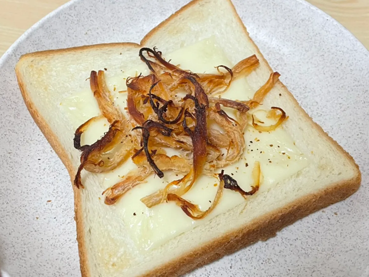 スライスチーズとさきいかをのせて焼いた写真（撮影：grape芸能編集部）