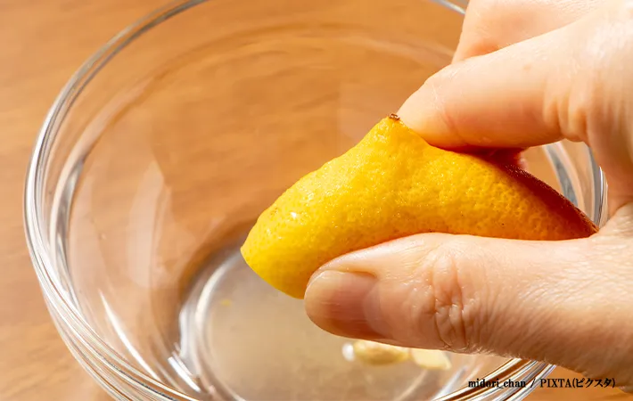 レモンを絞る画像