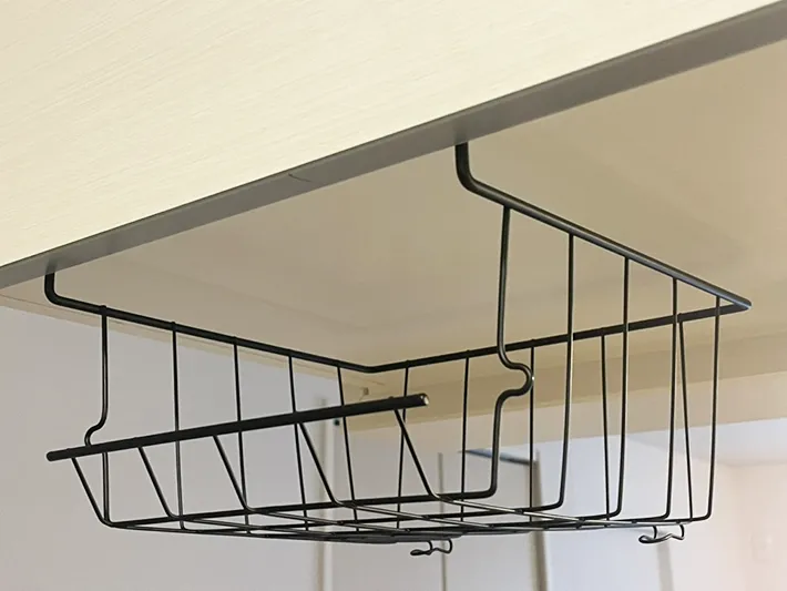 吊り下げラックを吊戸棚で使用した写真（撮影：grapeライフハック編集部）