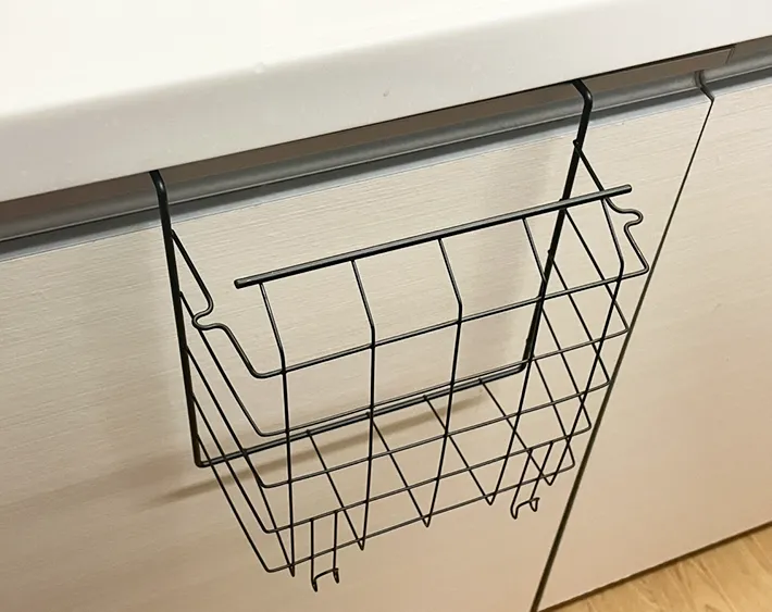 吊り下げラックを縦に設置した写真（撮影：grapeライフハック編集部）