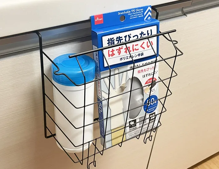 縦に設置したラックに掃除グッズを入れた写真（撮影：grapeライフハック編集部）