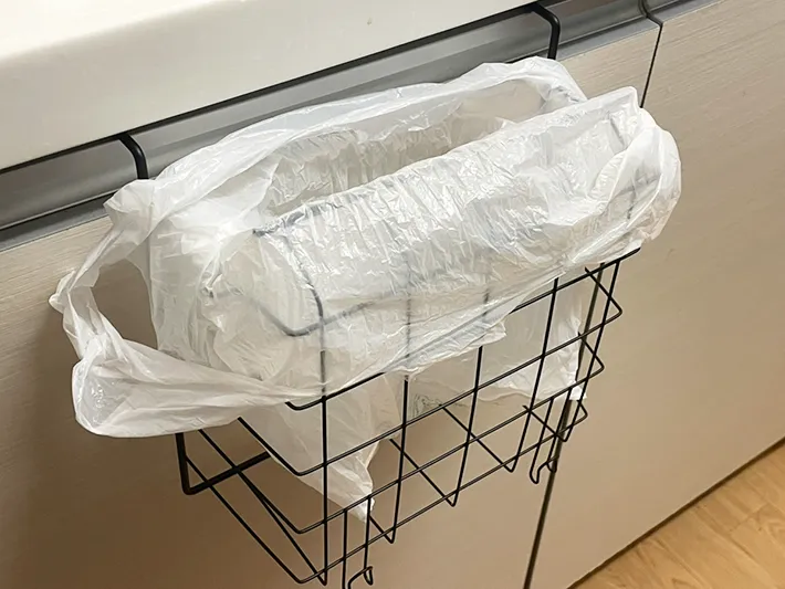 縦に設置したラックにゴミ袋を入れた写真（撮影：grapeライフハック編集部）