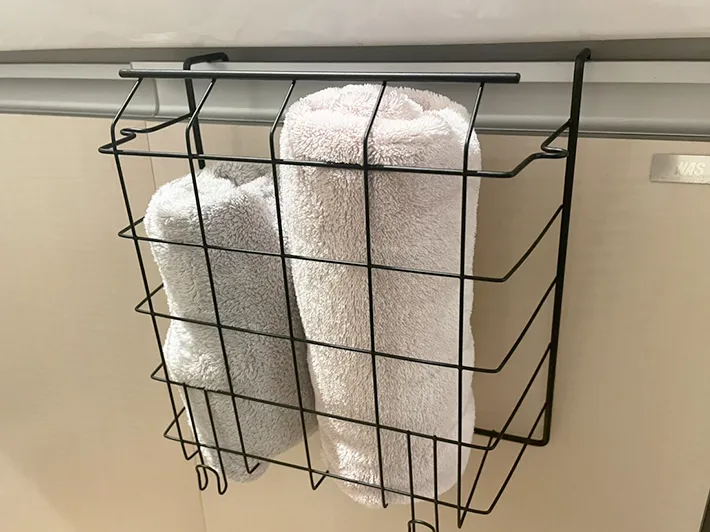 縦に設置したラックにタオルを入れた写真（撮影：grapeライフハック編集部）