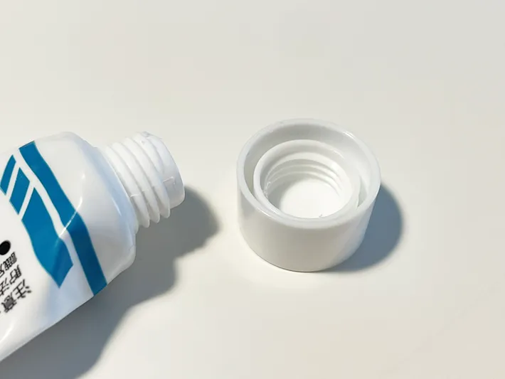 チューブのキャップを外した写真（撮影：grapeライフハック編集部）
