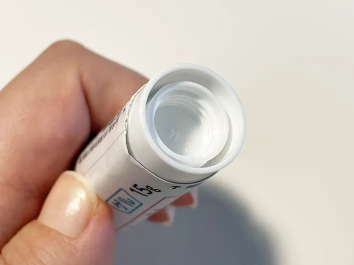 チューブにキャップを入れる写真（撮影：grapeライフハック編集部）