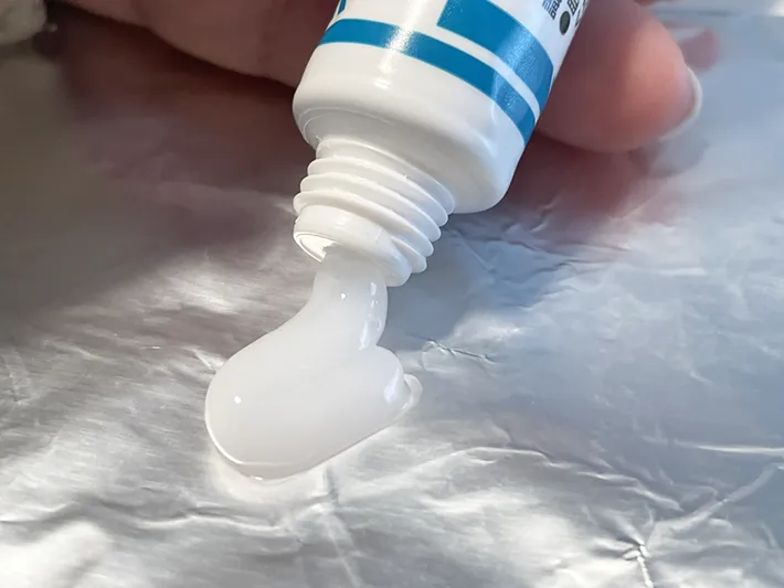 チューブの中身を出す写真（撮影：grapeライフハック編集部）