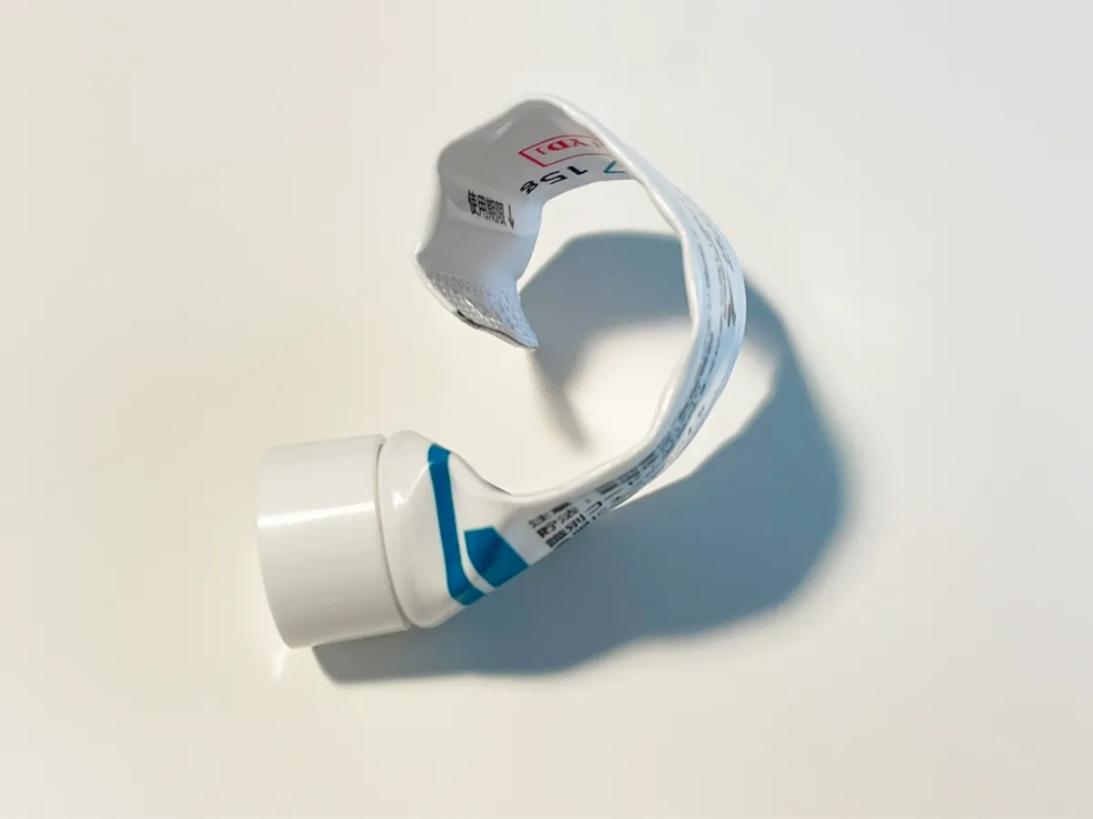 もう絞っても中身が出ないチューブの写真（撮影：grapeライフハック編集部）