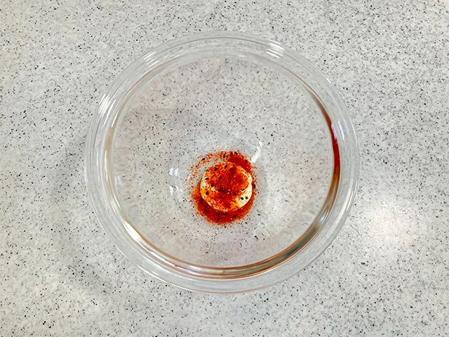 マヨネーズ、ラー油、七味唐辛子をボウルに入れた場面（撮影：grapeフード編集部）