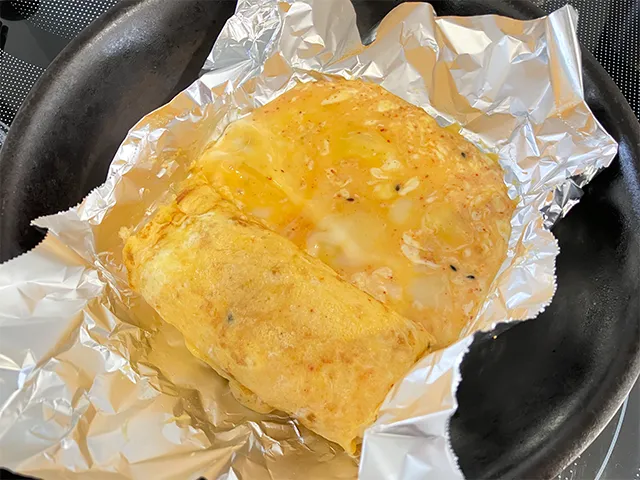 フライパンに卵液を流し入れた場面（撮影：grapeフード編集部）