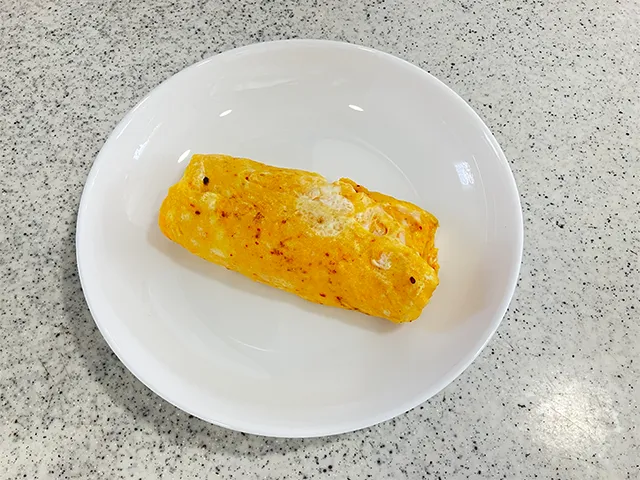 玉子焼きを皿に盛りつけた場面（撮影：grapeフード編集部）