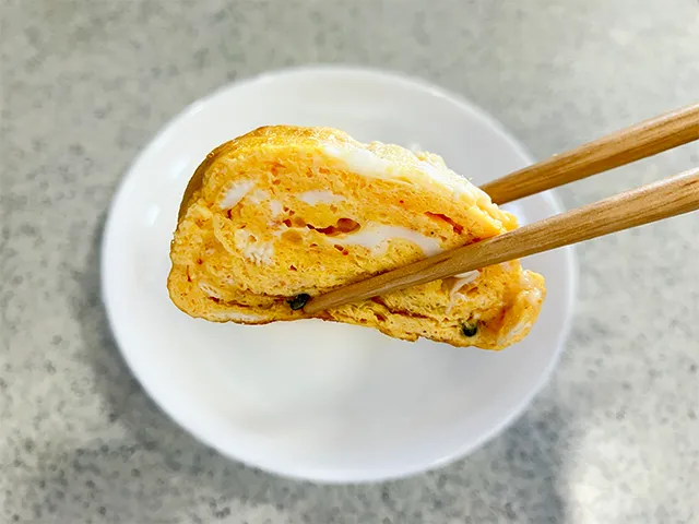 玉子焼きを箸で持った場面（撮影：grapeフード編集部）