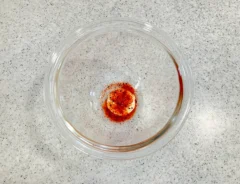 マヨネーズ、ラー油、七味唐辛子をボウルに入れた場面（撮影：grapeフード編集部）