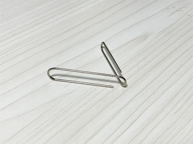 クリップをV字に折り曲げた場面（撮影：grapeライフハック編集部）