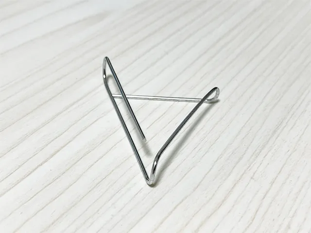 クリップの短い端を折り曲げた場面（撮影：grapeライフハック編集部）