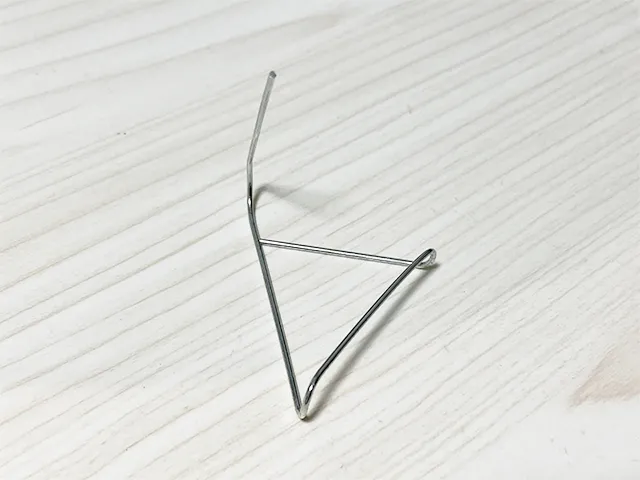 クリップの長い端を折り曲げた場面（撮影：grapeライフハック編集部）