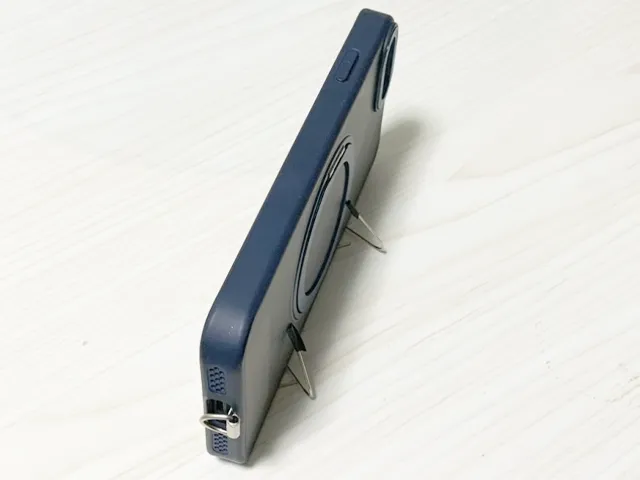クリップで作ったスタンドにスマホを置いた場面（撮影：grapeライフハック編集部）