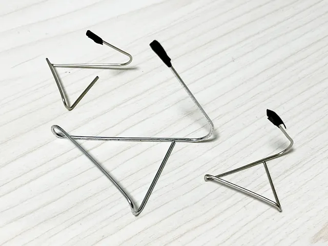 クリップでスマホスタンドを完成させた場面（撮影：grapeライフハック編集部）