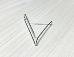 クリップの短い端を折り曲げた場面(撮影:grapeライフハック編集部)