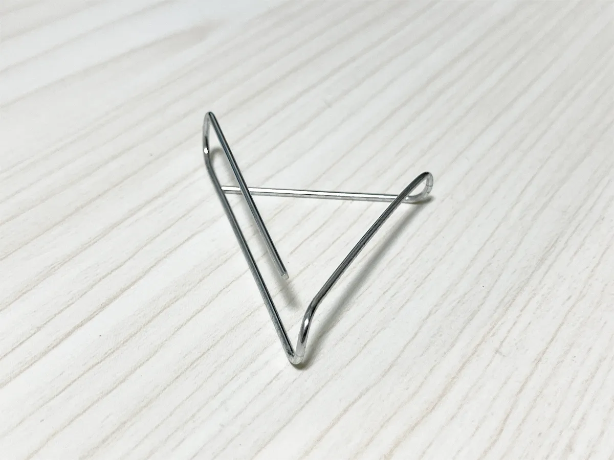 クリップの短い端を折り曲げた場面(撮影:grapeライフハック編集部)