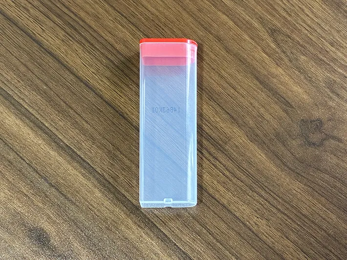 机に置かれたチョコベビーの空き容器の写真（撮影：grapeライフハック編集部）