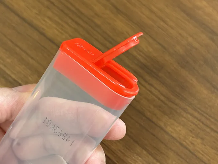 蓋の口を開けたチョコベビーの容器の写真（撮影：grapeライフハック編集部）