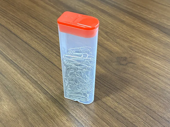 クリップを入れたチョコベビーの容器の写真（撮影：grapeライフハック編集部）