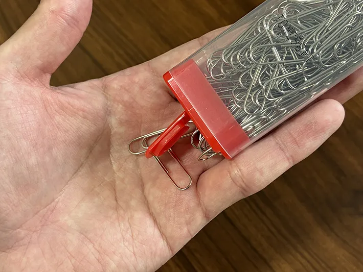 チョコベビーの容器からクリップを取り出す場面の写真（撮影：grapeライフハック編集部）