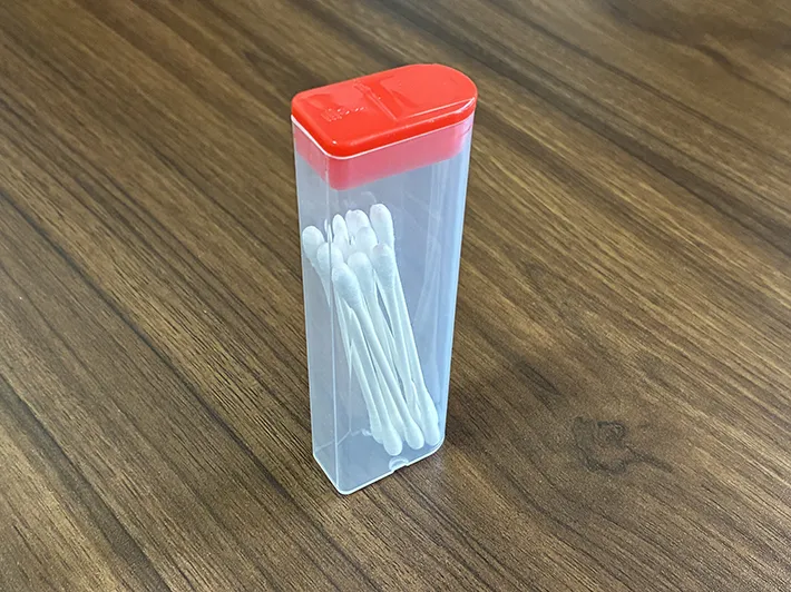 綿棒を入れたチョコベビーの容器の写真（撮影：grapeライフハック編集部）