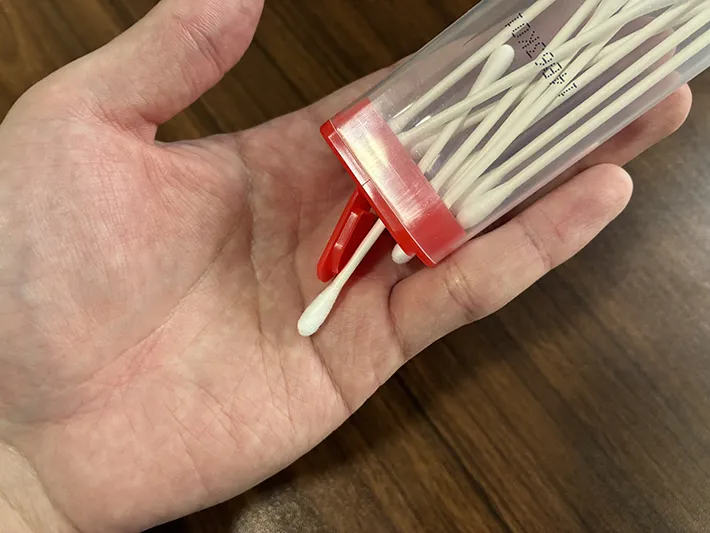 チョコベビーの容器から綿棒を取り出す場面の写真（撮影：grapeライフハック編集部）