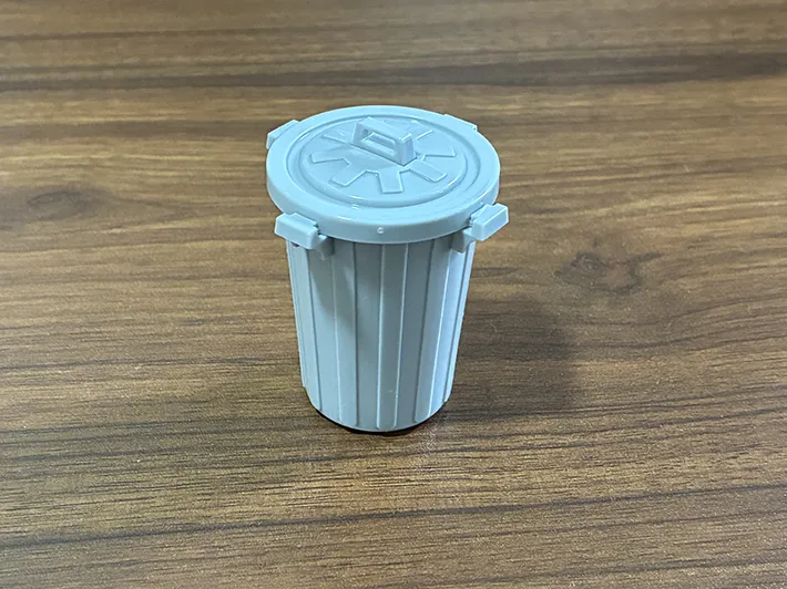 机の上に置かれたゴミ箱ミニチュアの写真（撮影：grapeライフハック編集部）