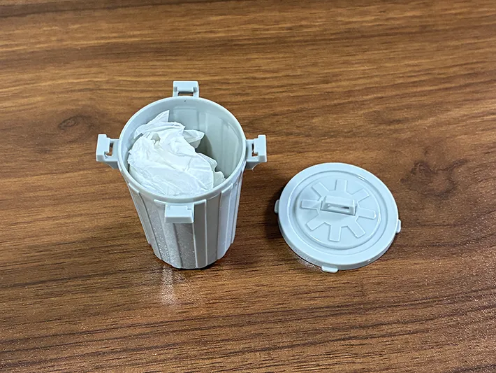 ティッシュを入れたゴミ箱ミニチュアの写真（撮影：grapeライフハック編集部）