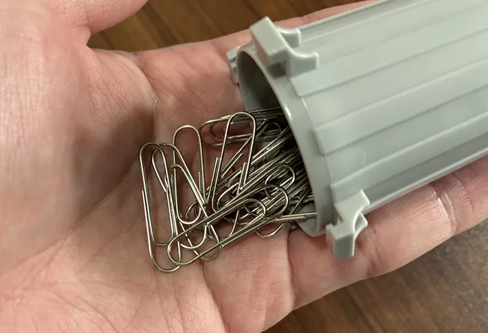 手にクリップを取り出すシーンの写真（撮影：grapeライフハック編集部）