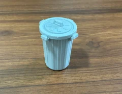 机の上に置かれたゴミ箱ミニチュアの写真（撮影：grapeライフハック編集部）