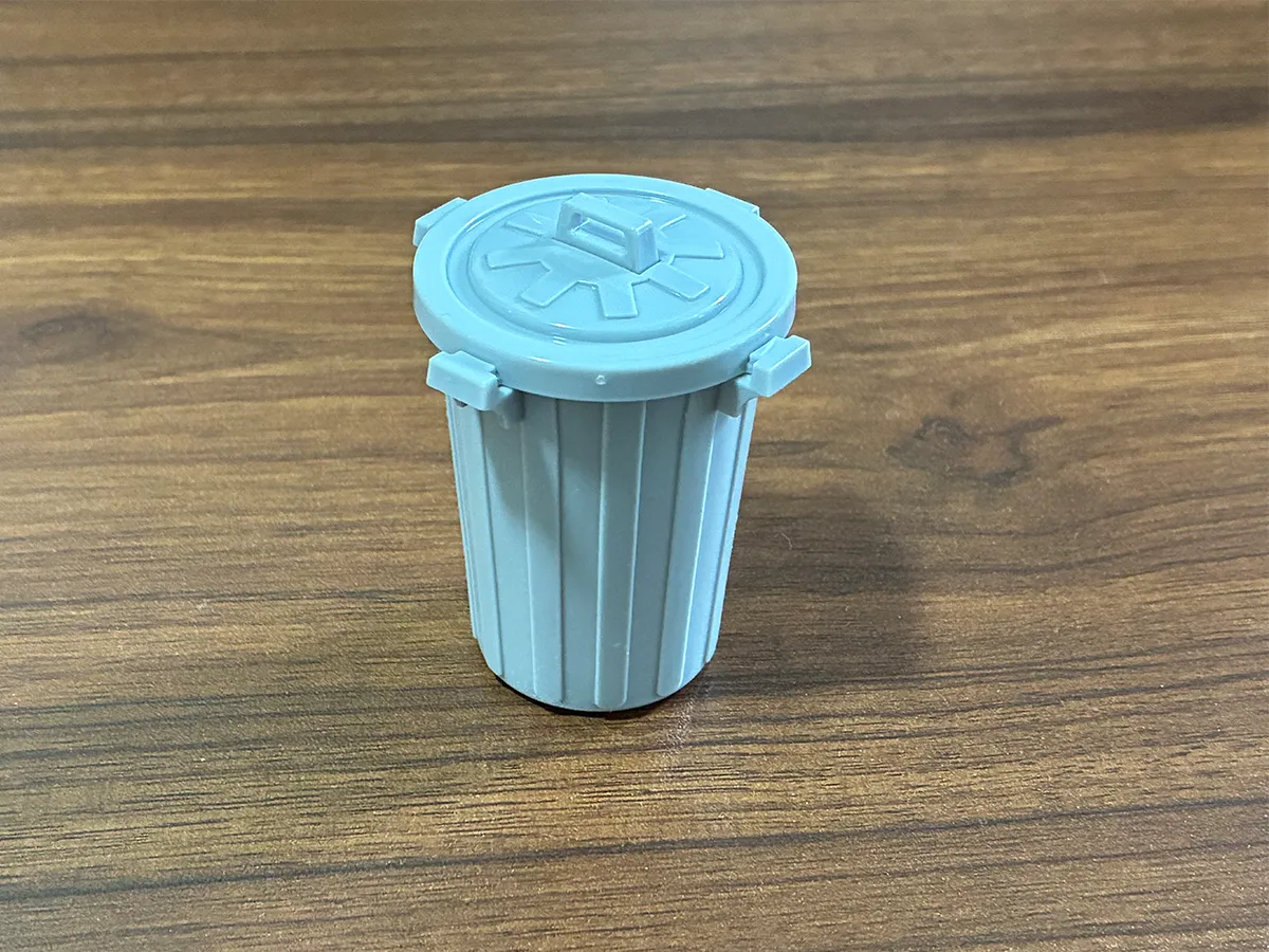 机の上に置かれたゴミ箱ミニチュアの写真(撮影:grapeライフハック編集部)