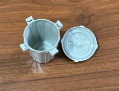 蓋を取り外して、机の上に置かれたゴミ箱ミニチュアの写真（撮影：grapeライフハック編集部）