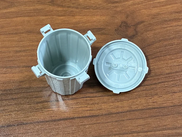 蓋を取り外して、机の上に置かれたゴミ箱ミニチュアの写真（撮影：grapeライフハック編集部）