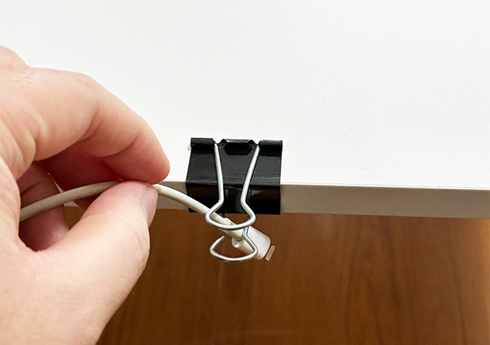 コンセントをまとめる裏ワザ写真（撮影：grapeライフハック編集部）