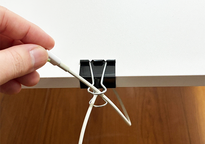 コンセントをまとめる裏ワザ写真（撮影：grapeライフハック編集部）