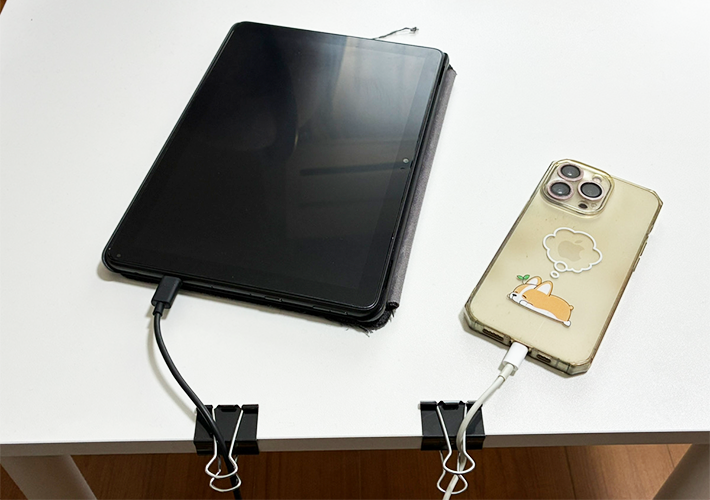 コンセントをまとめる裏ワザ写真（撮影：grapeライフハック編集部）