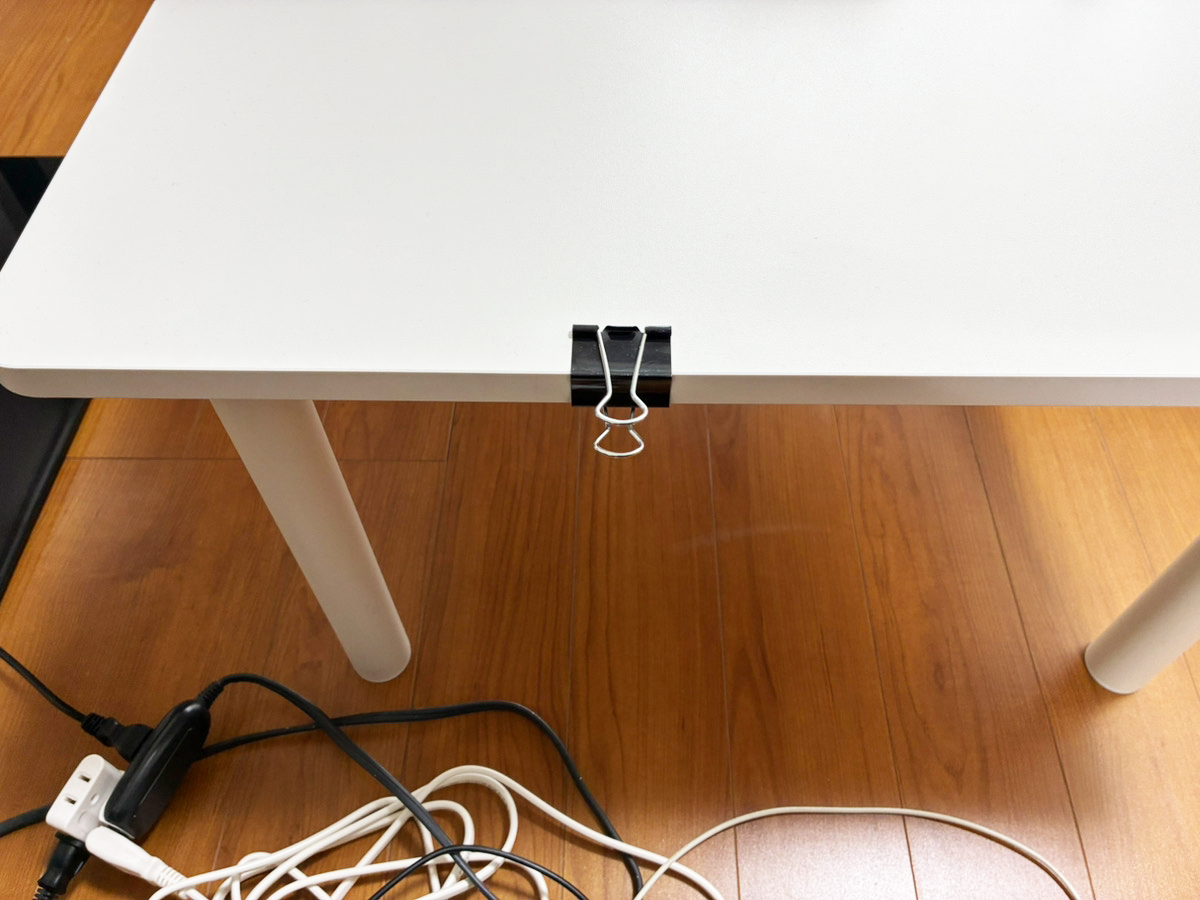 コンセントをまとめる裏ワザ写真（撮影：grapeライフハック編集部）