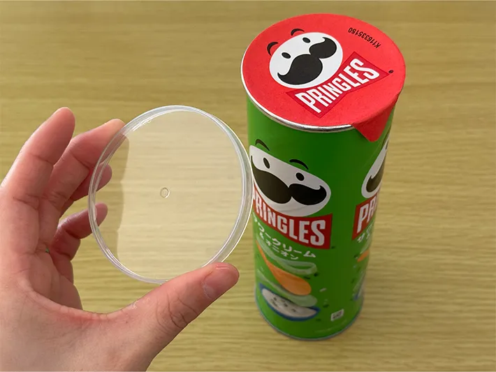 『プリングルズ』の蓋を外した画像（撮影：grapeライフハック編集部）