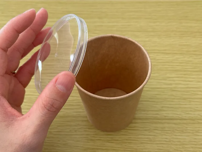 『プリングルズ』の蓋を紙コップにはめようとしている画像（撮影：grapeライフハック編集部）